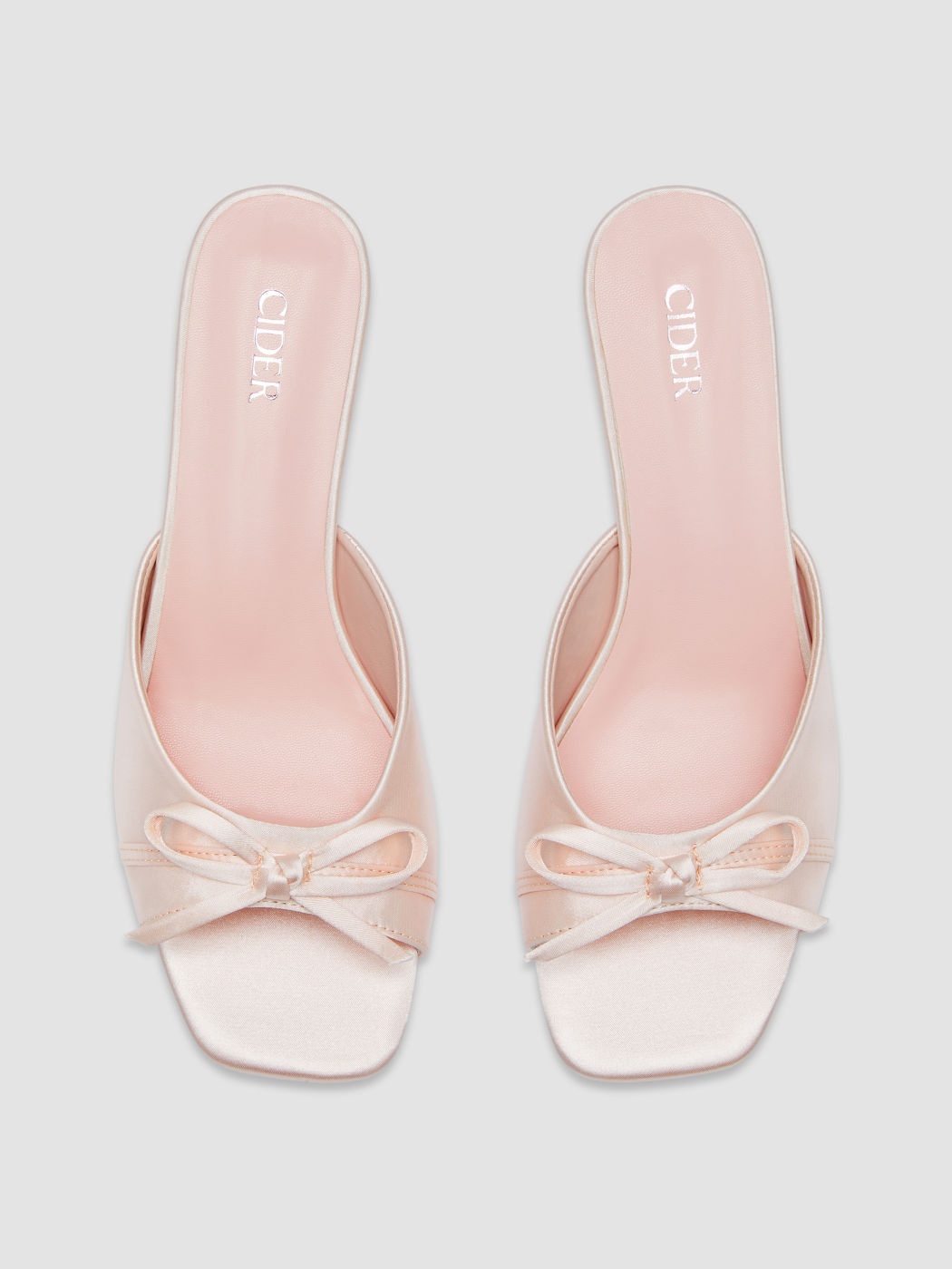 Hochhackenschuhe aus Satin mit Schleife