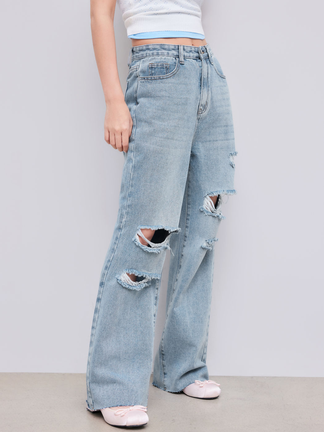 Mittelhohe, gerissene Jeans mit geraden Beinen