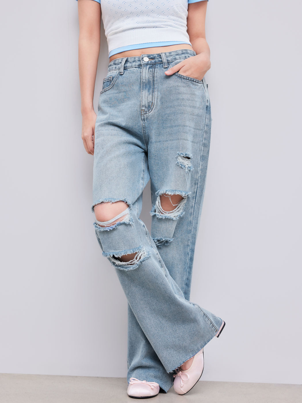 Mittelhohe, gerissene Jeans mit geraden Beinen