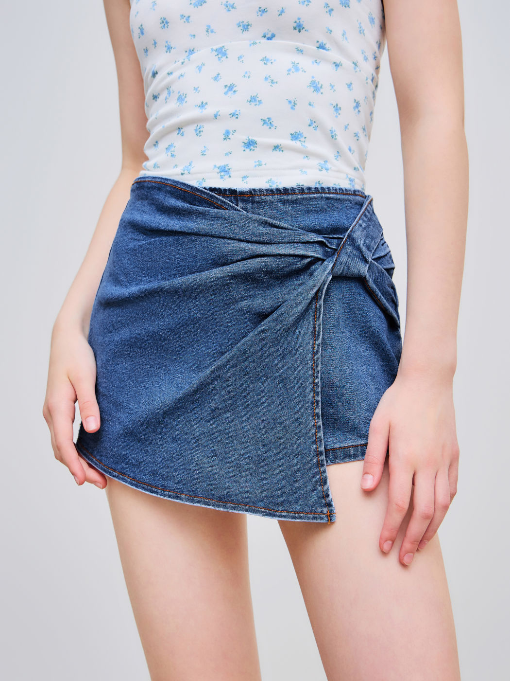 Hochdehnbarer Jeans-Mikro-Skort mittlerer Hüftlage mit einfarbigem Wrap-Design und Reißverschluss