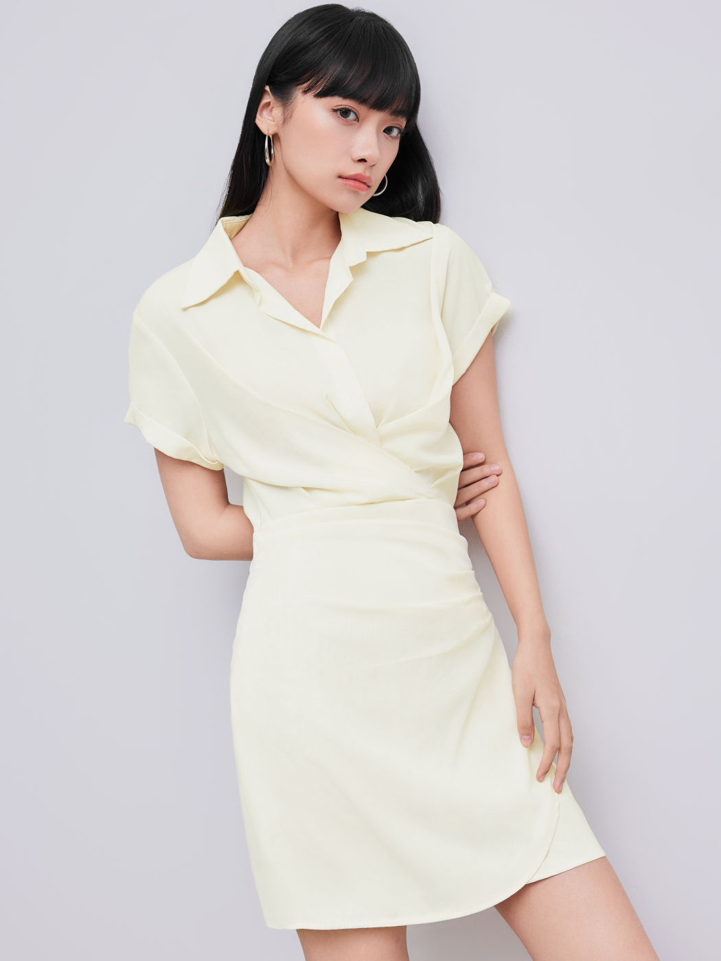 Minikleid mit Kragen und Wickelschnalle