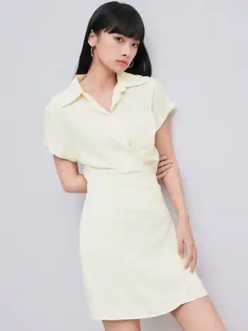 Minikleid mit Kragen und Wickelschnalle