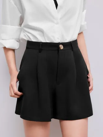 Mittelhohe einfarbige Shorts mit Knöpfen und Taschen