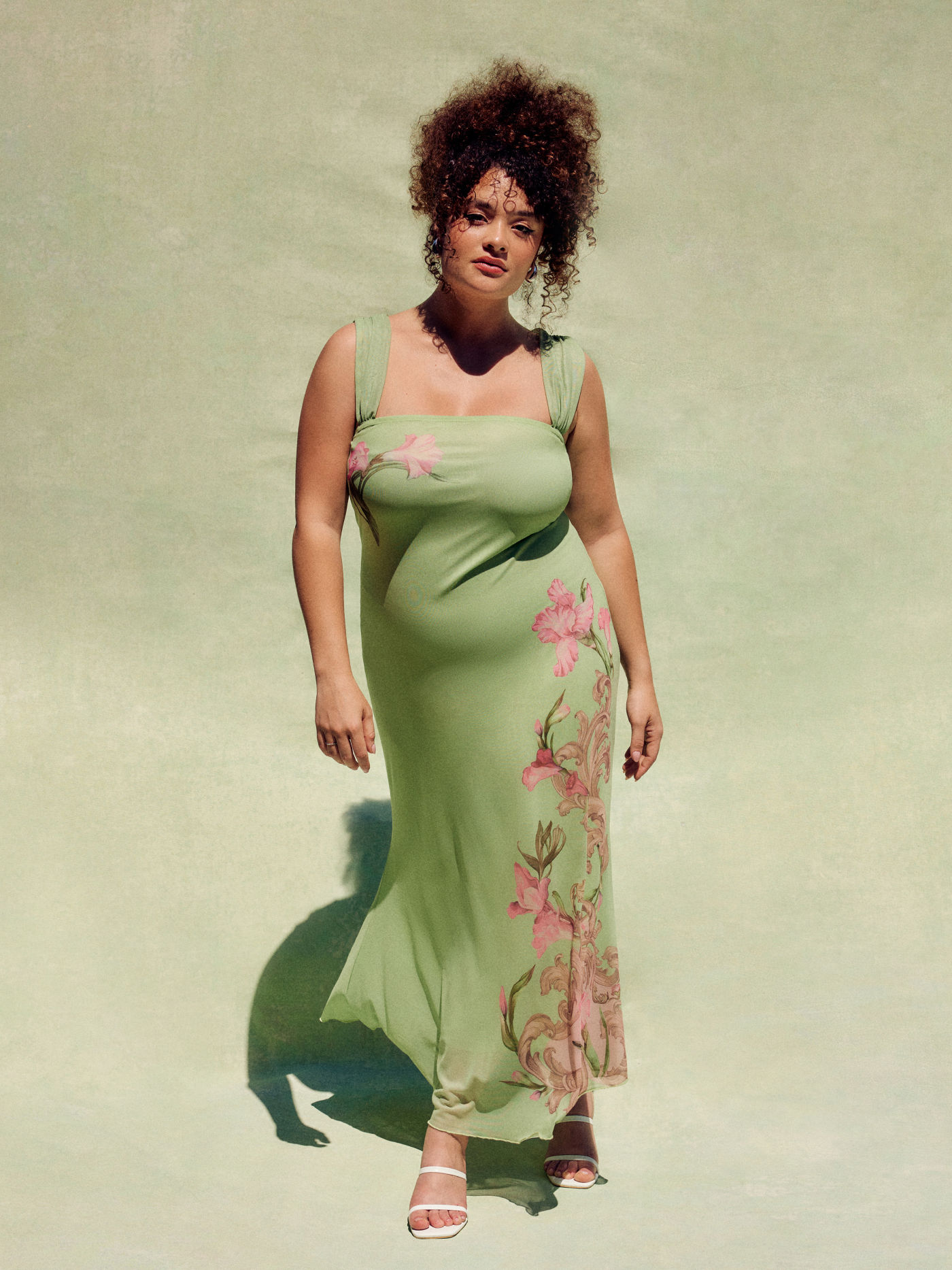 Abito midi floreale a rete con scollo quadrato Curve & Plus