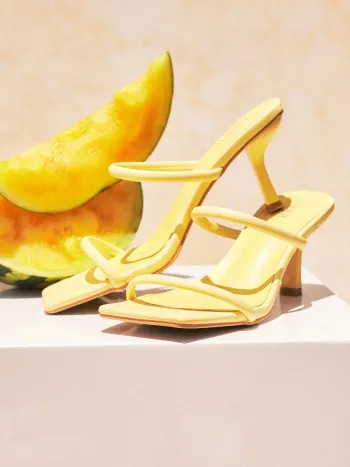 Kunstleder-Sandalen mit doppeltem Riemen und Stilettoabsatz