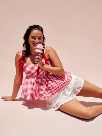 Gingham-Knoten-Rüschentanktop mit Rundhalsausschnitt