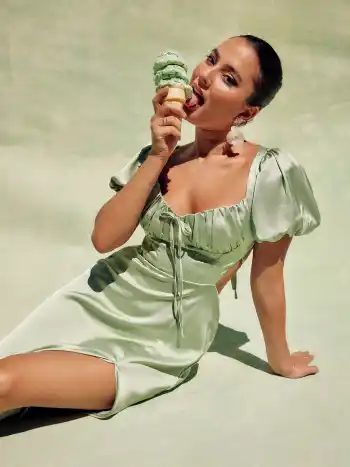 Satin-Midikleid mit Knopf und Ballonärmeln und Schlitz