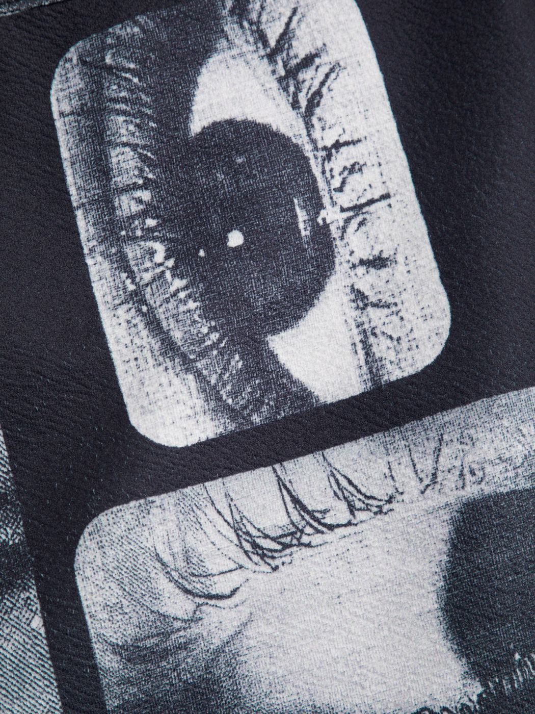 Top cami grafico con scollo scoop