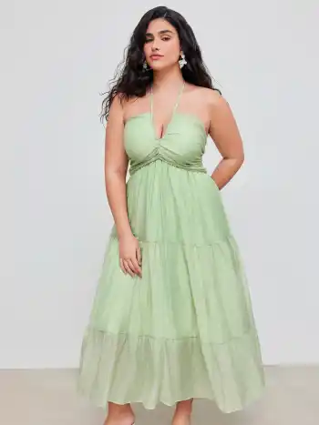 Gewebtes Maxikleid mit Neckholder, Cut-Outs und gestuftem Rüschenabschluss Kurve & Plus