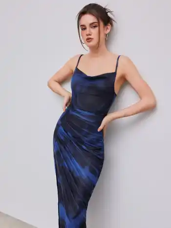Mittellange Mesh-Kleid mit Rundhalsausschnitt und geschlitzten Saum