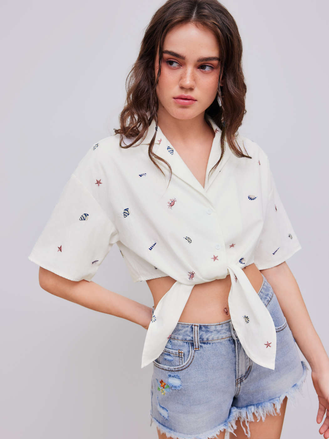 Tejido Blusa de manga corta anudada con bordado marino For