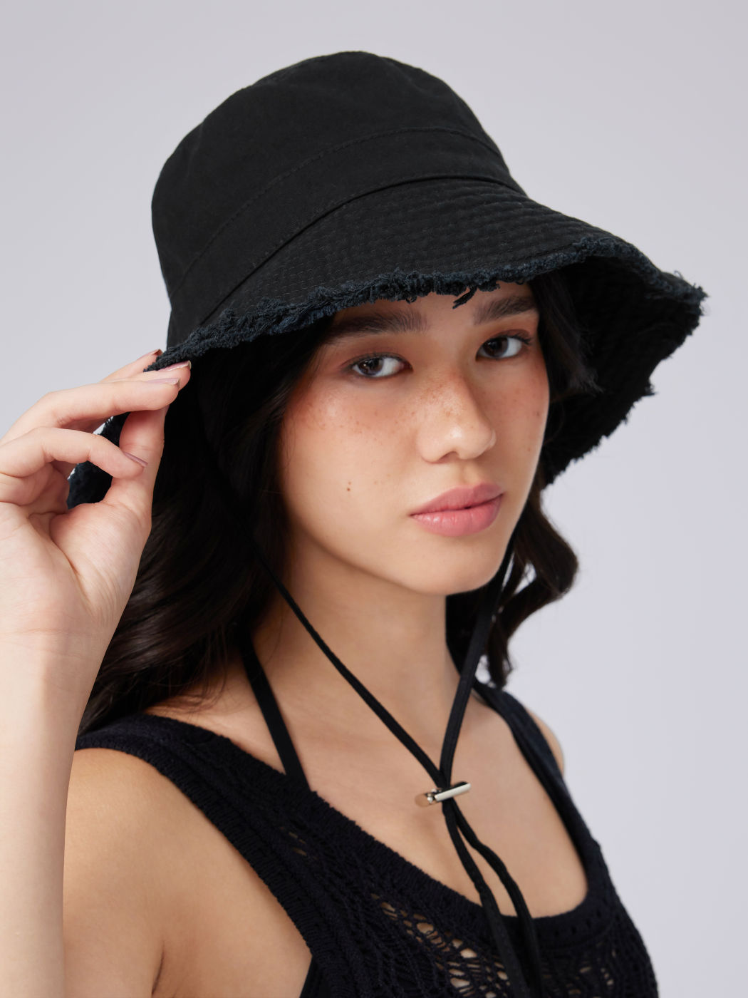 FRINGED WIDE-BRIMMED BUCKET HAT
