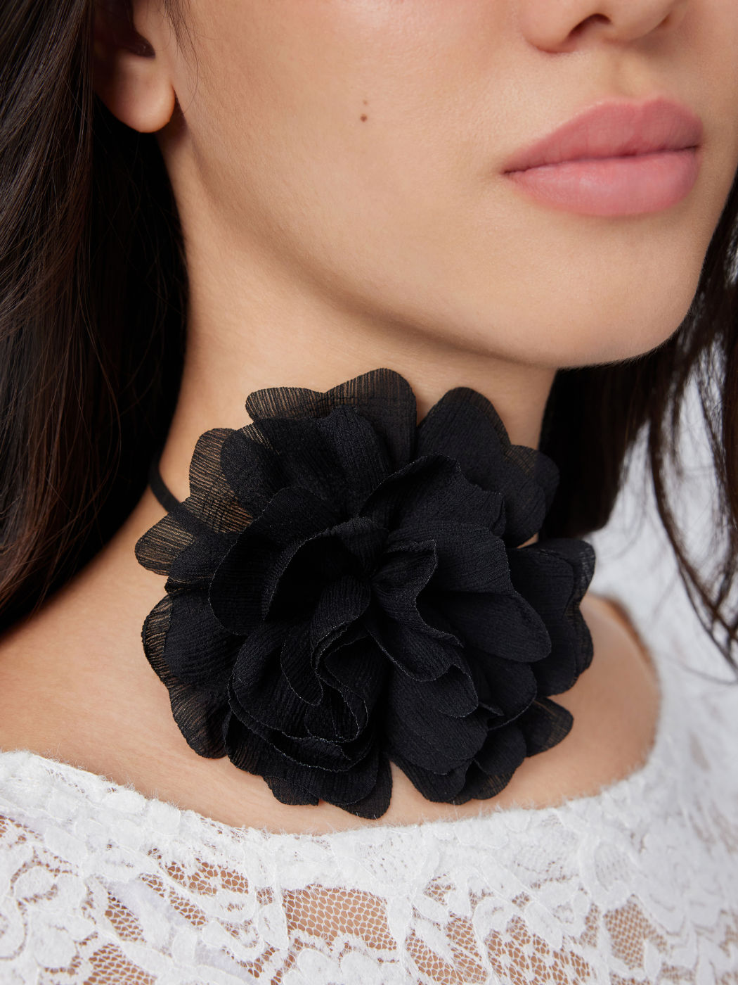 CAMELLIA DECOR CHOKER