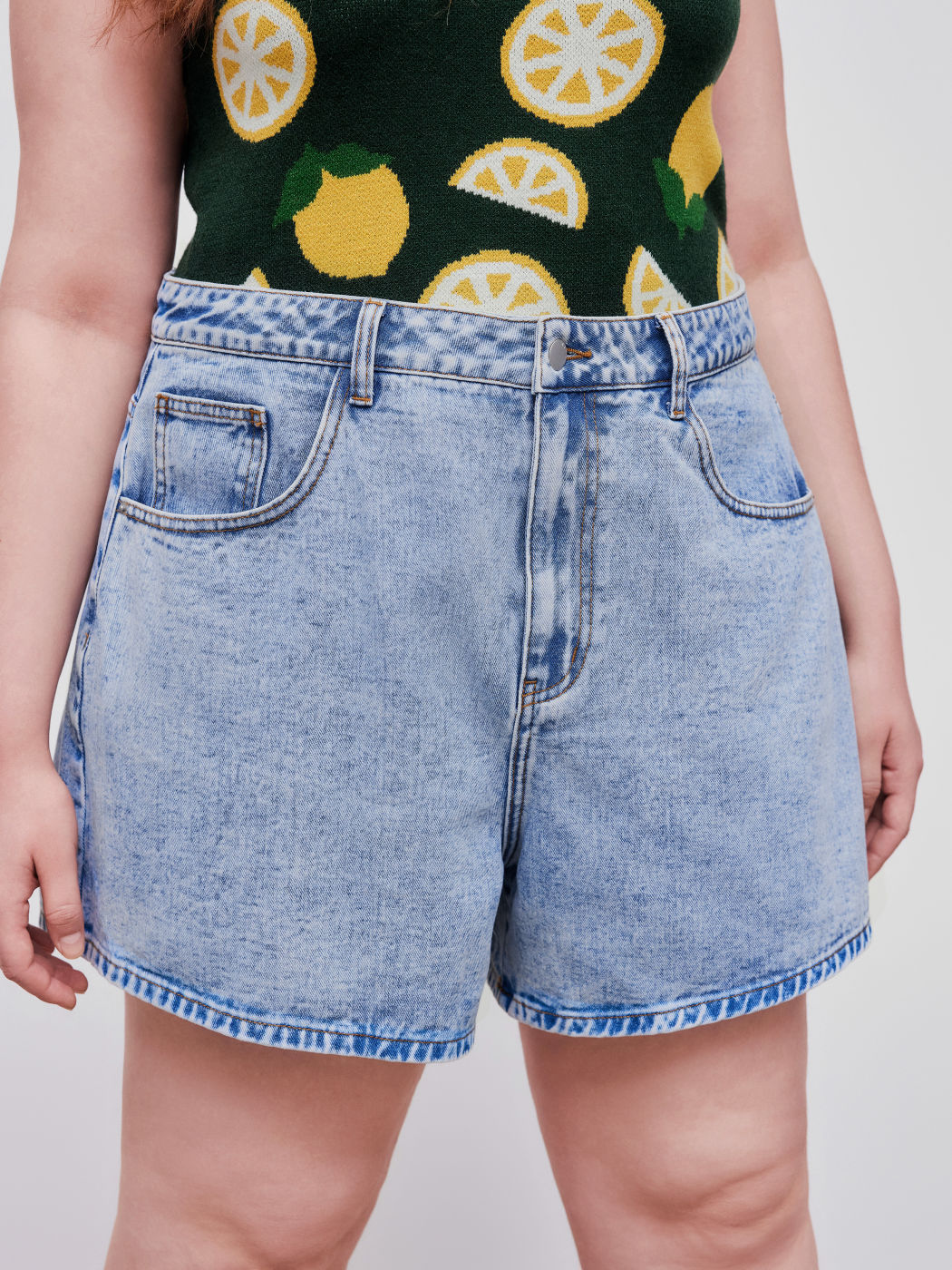 Denim Mid Rise Heart Pocket Shorts Curve & Plus