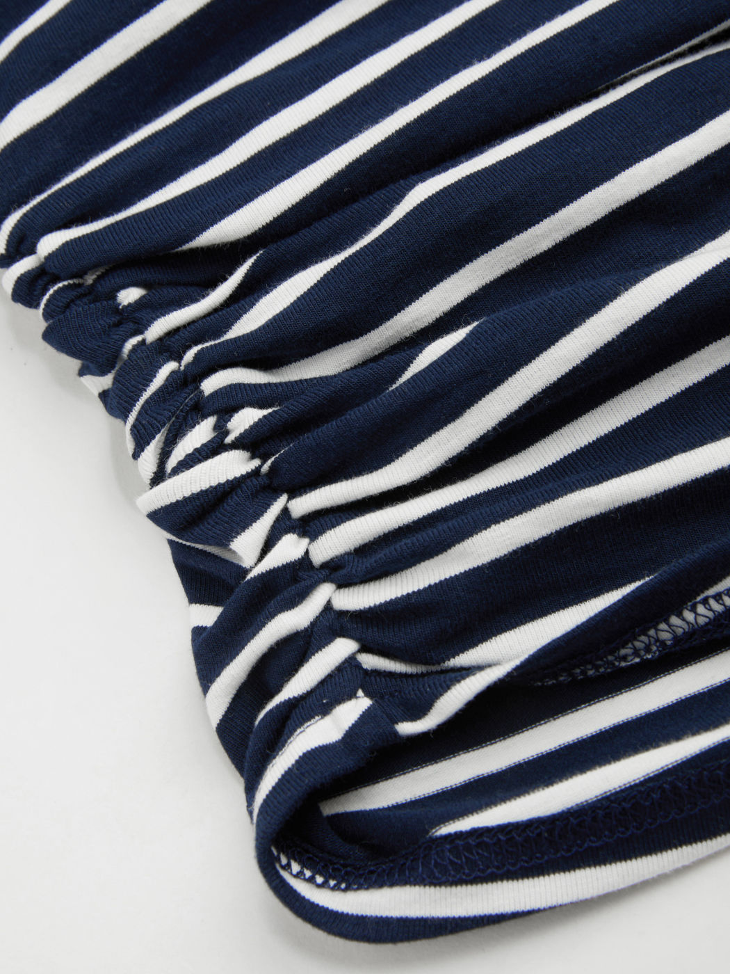  Top a maniche corte in misto cotone con scollo asimmetrico a righe e increspature