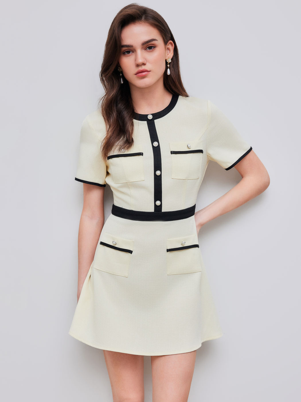 Tweed-Mini-Kleid mit runder Halslinie, kontrastierendem Bund und Perlknöpfen
