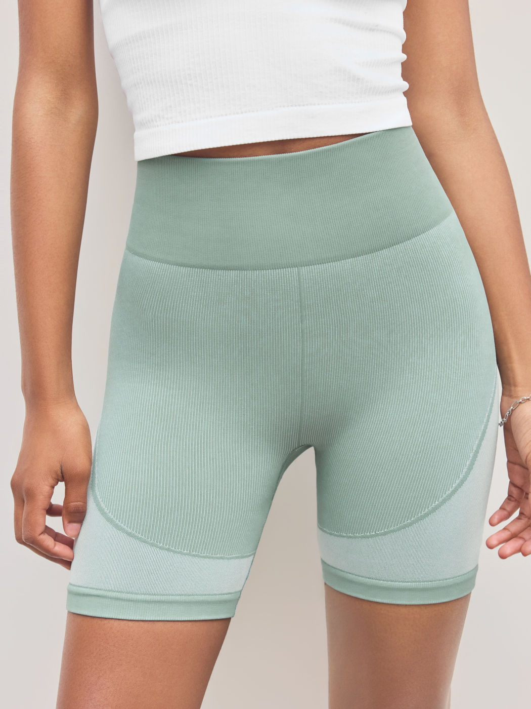 SEAMLESS MID RISE ACTIVE SHORTS