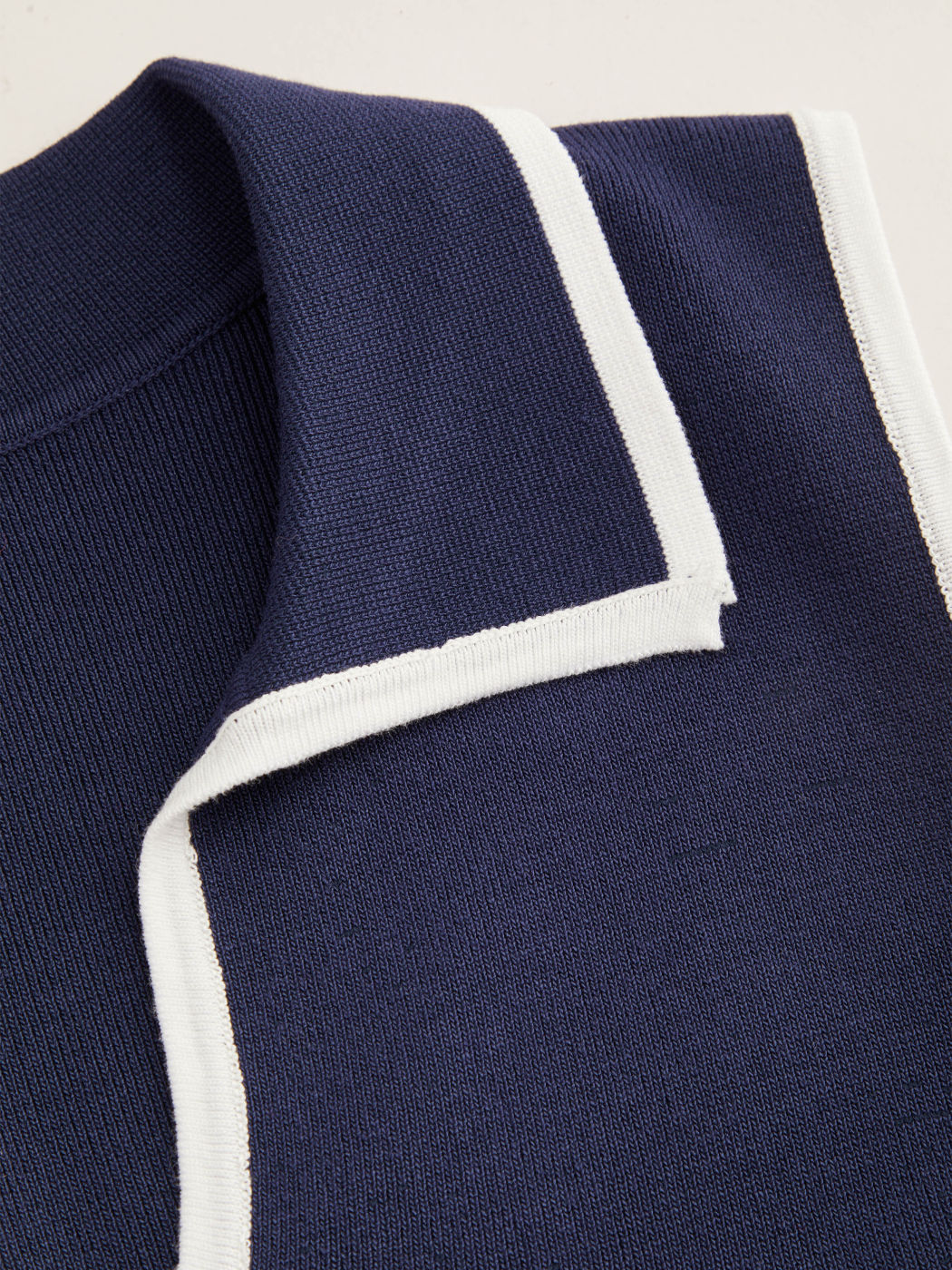 Strick-Midikleid mit V-Ausschnitt und kontrastierender Einfassung Kurve & Plus