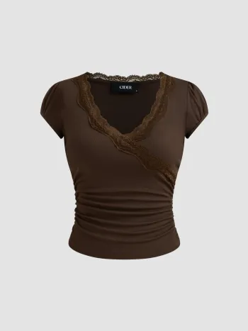 T-shirt a manica corta con scollo a V e bordo in pizzo increspato