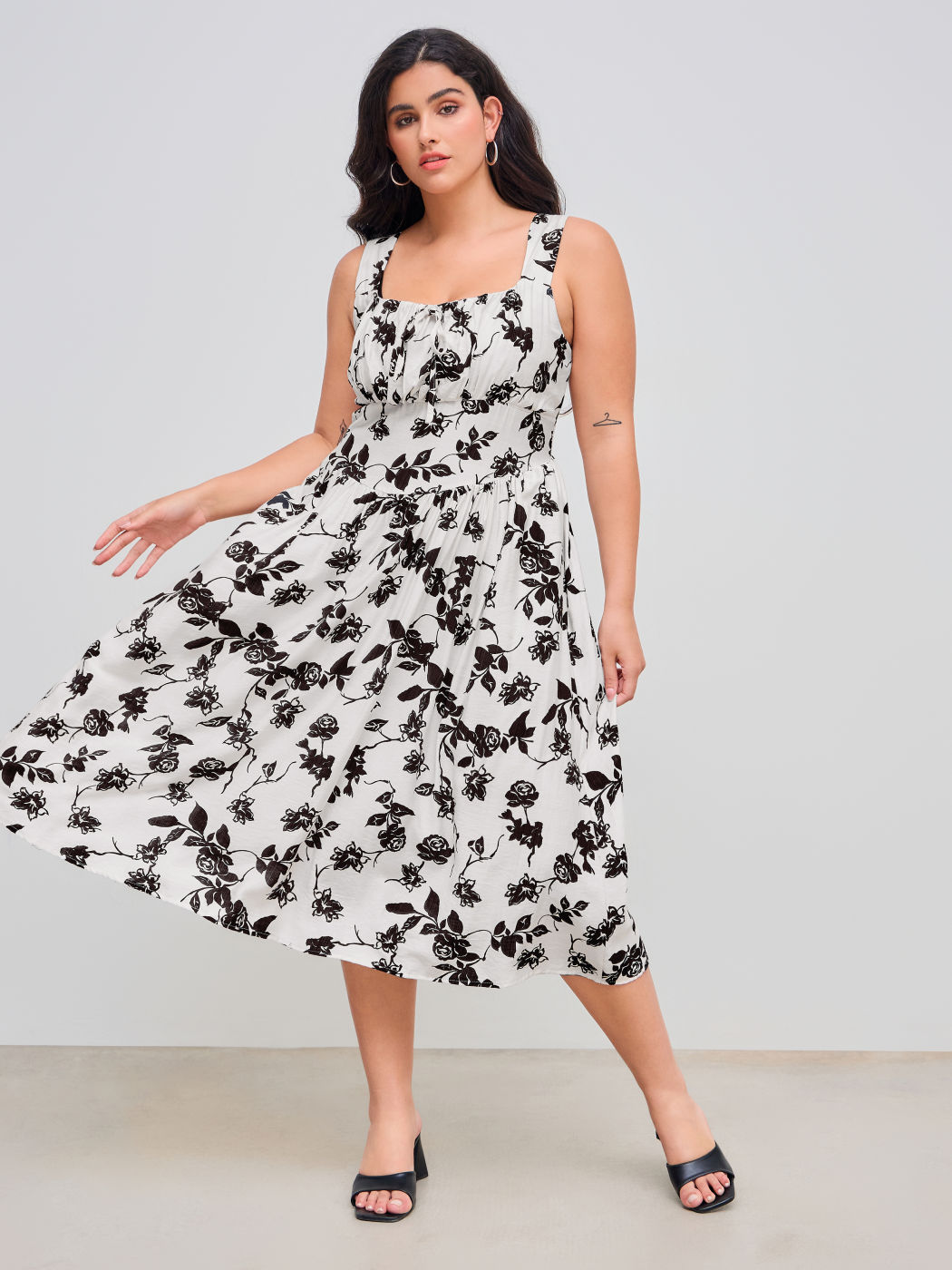 Tessuto con scollo quadrato e tasca floreale annodata con volant Maxi Dress Curve & Plus