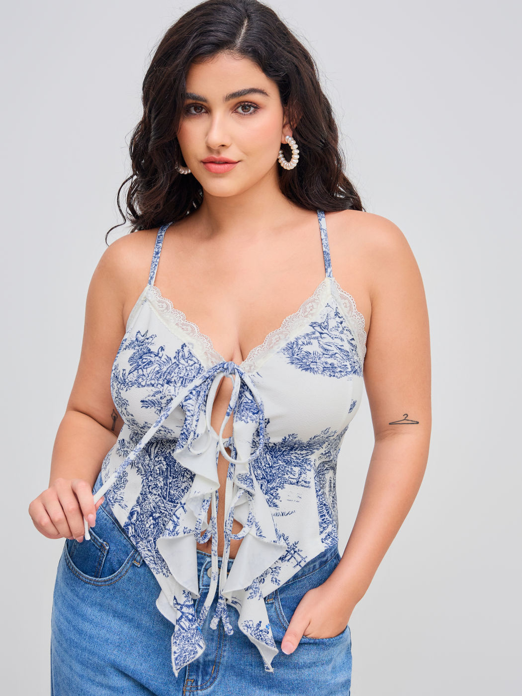 V-Ausschnitt Toile de Jouy Geknoteter Rüschen Saum Cami Top Kurve & Plus