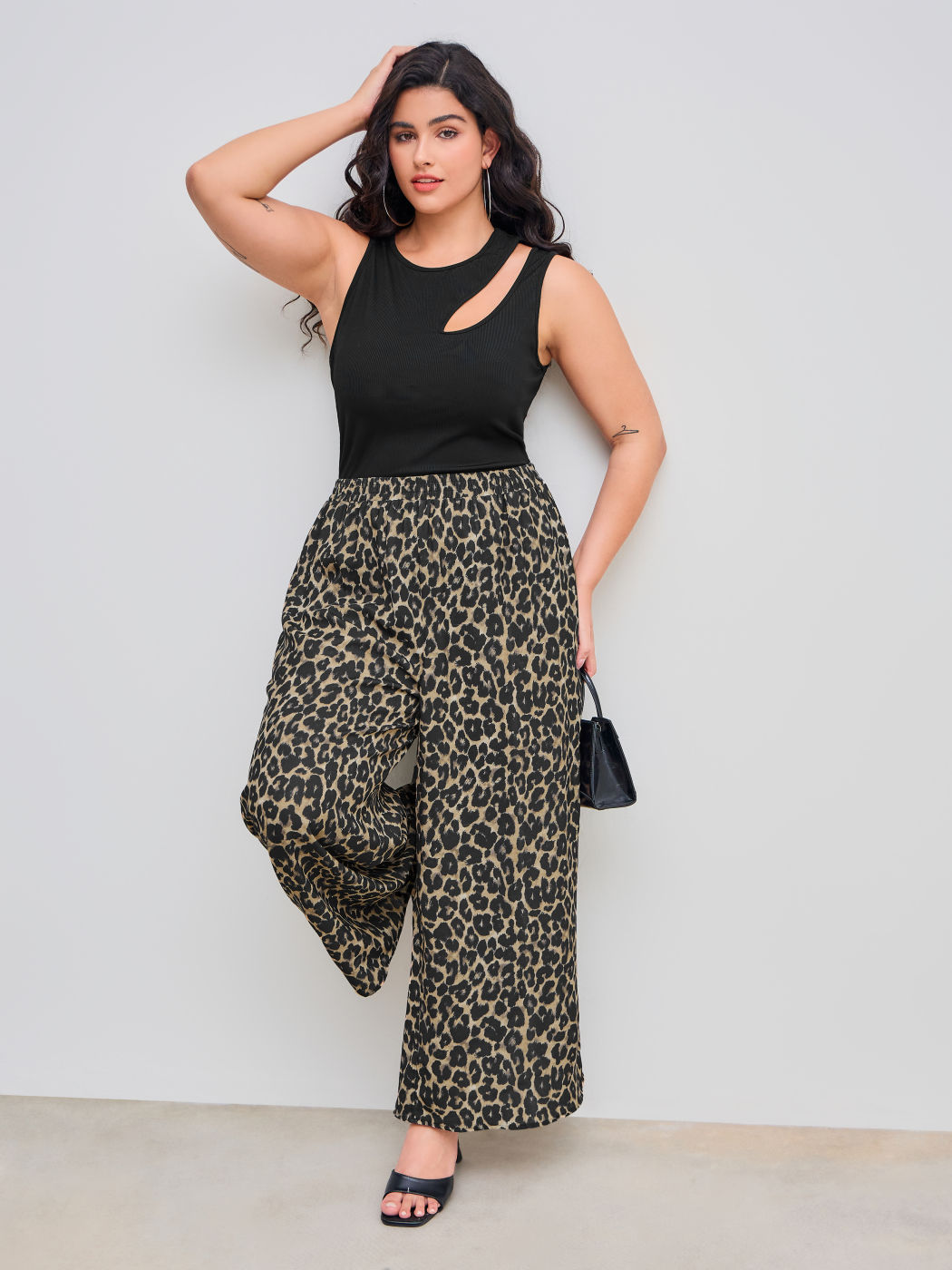 Woven Mid Rise Elastic Waist Leopard Pocket Wide Leg Trousers Curve & Plus