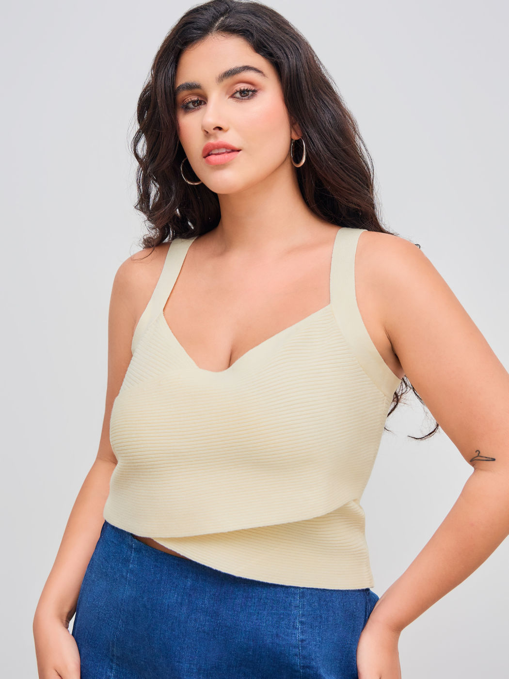 Knitted V-neck Solid Crop Tank Top Curve & Plus