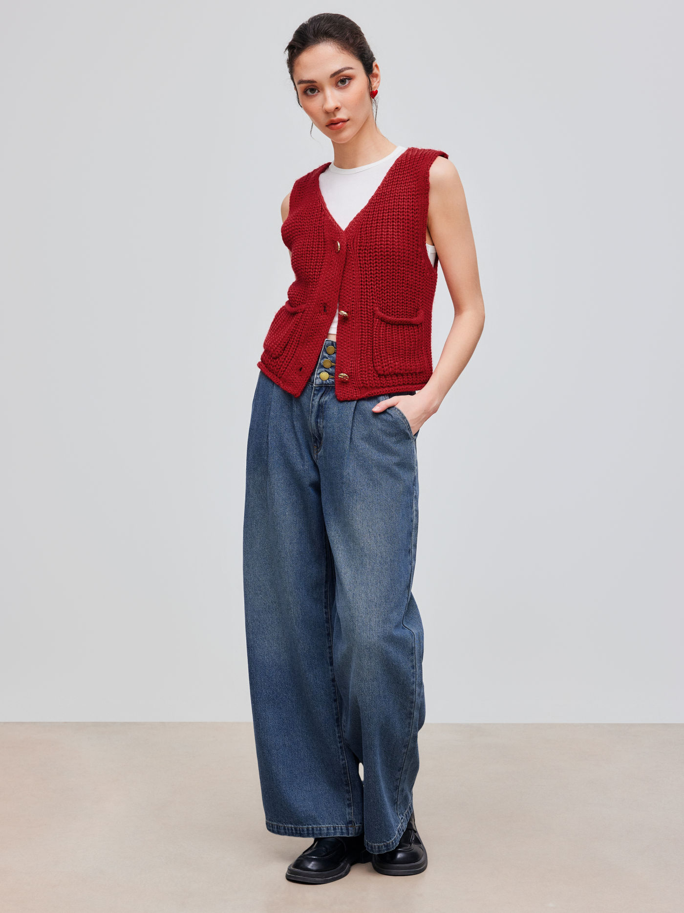Knit V-neck Solid Button Pocket Crop Vest