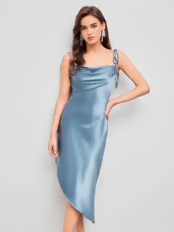 Cami-Kleid aus Satin mit asymmetrischem Saum