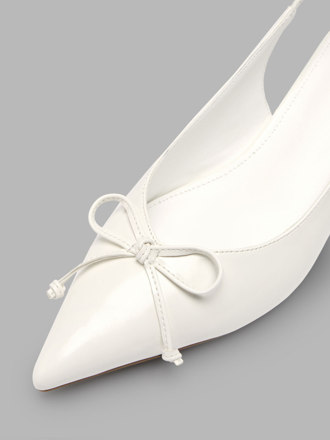 Schleifen Slingback-Absätze mit spitzer Zehe