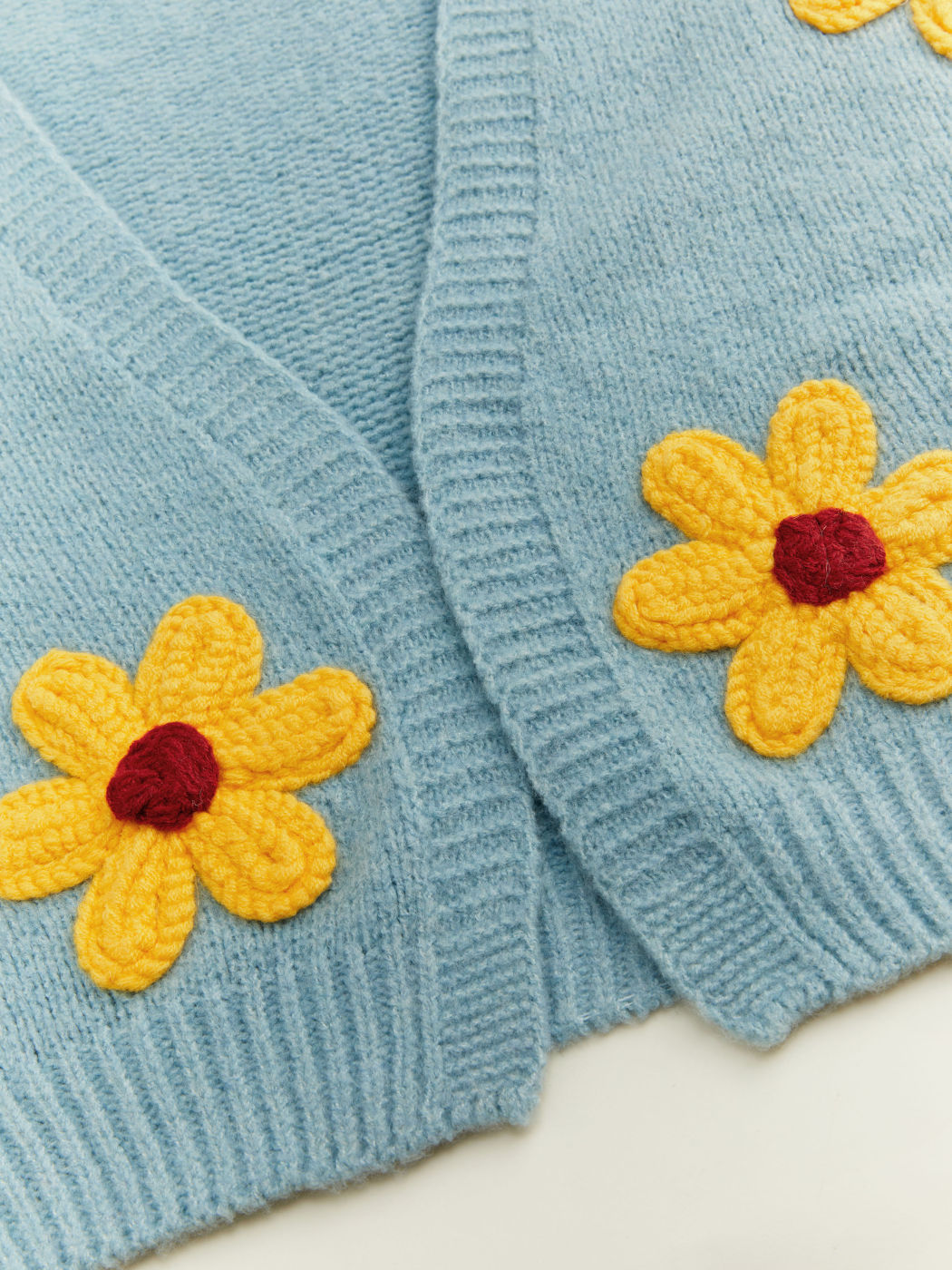 Strick-Cardigan mit tiefem V-Ausschnitt und Blumenmuster