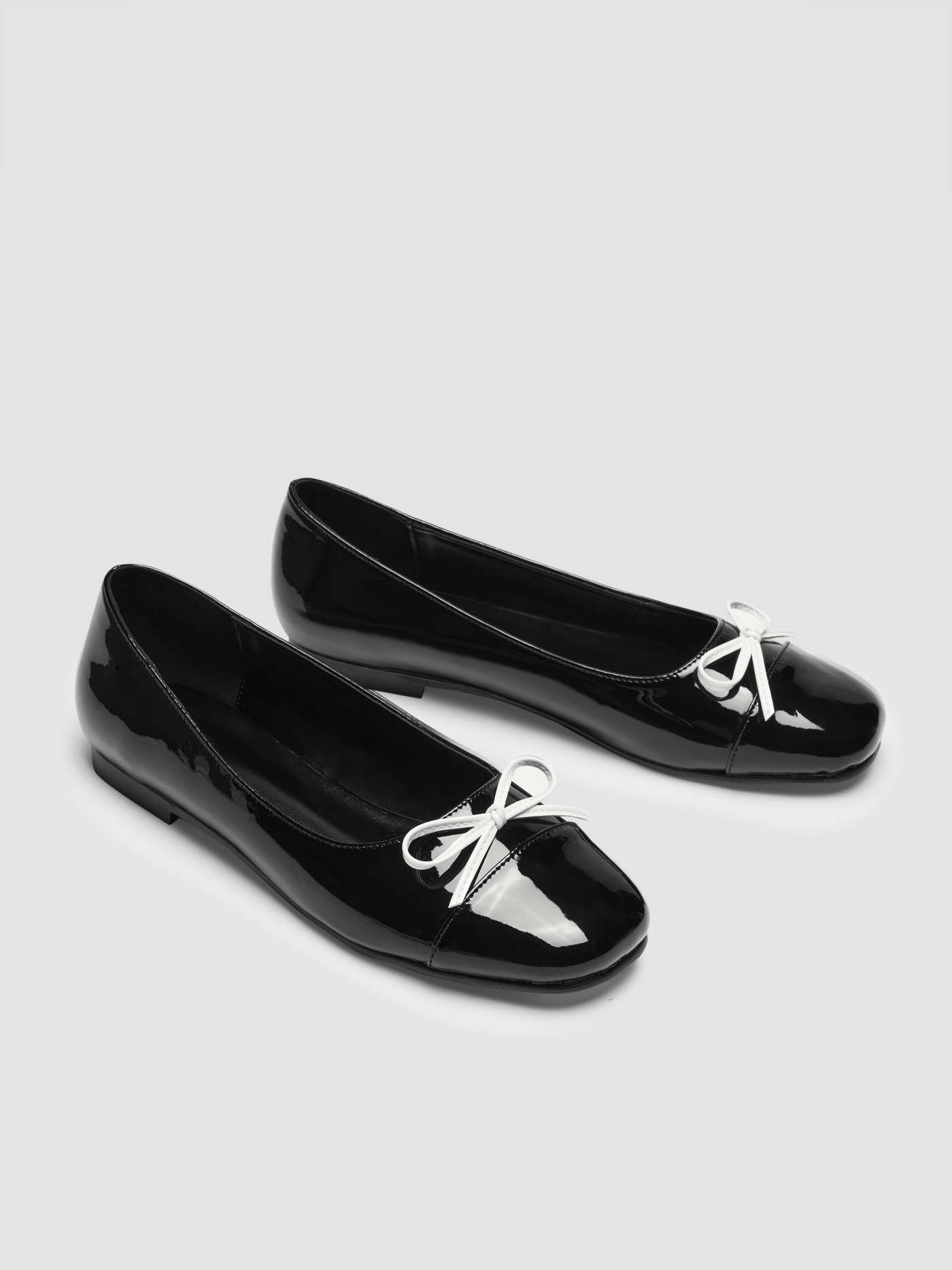 BOWKNOT & FAUX PATENT LEATHER TRIMMED MARY JANE FLATS