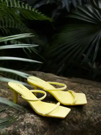 Kunstleder-Sandalen mit doppeltem Riemen und Stilettoabsatz