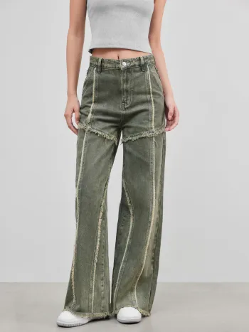 Einfarbige Jeans mit rohem Stichrand