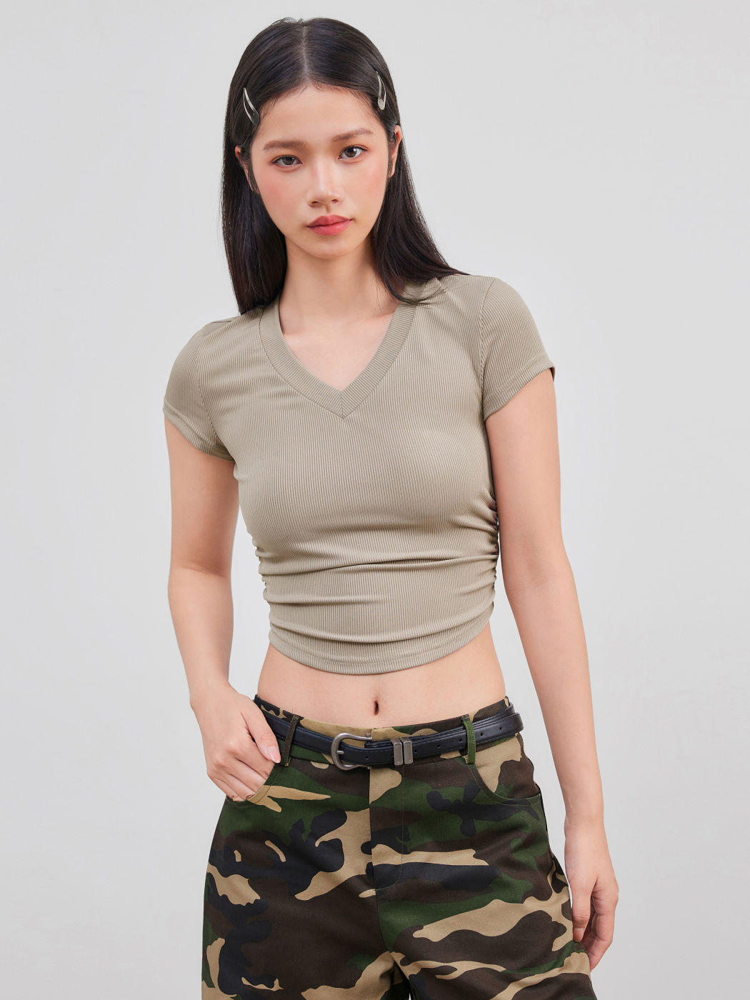 Crop Top a manica corta a costine con scollo a V increspato