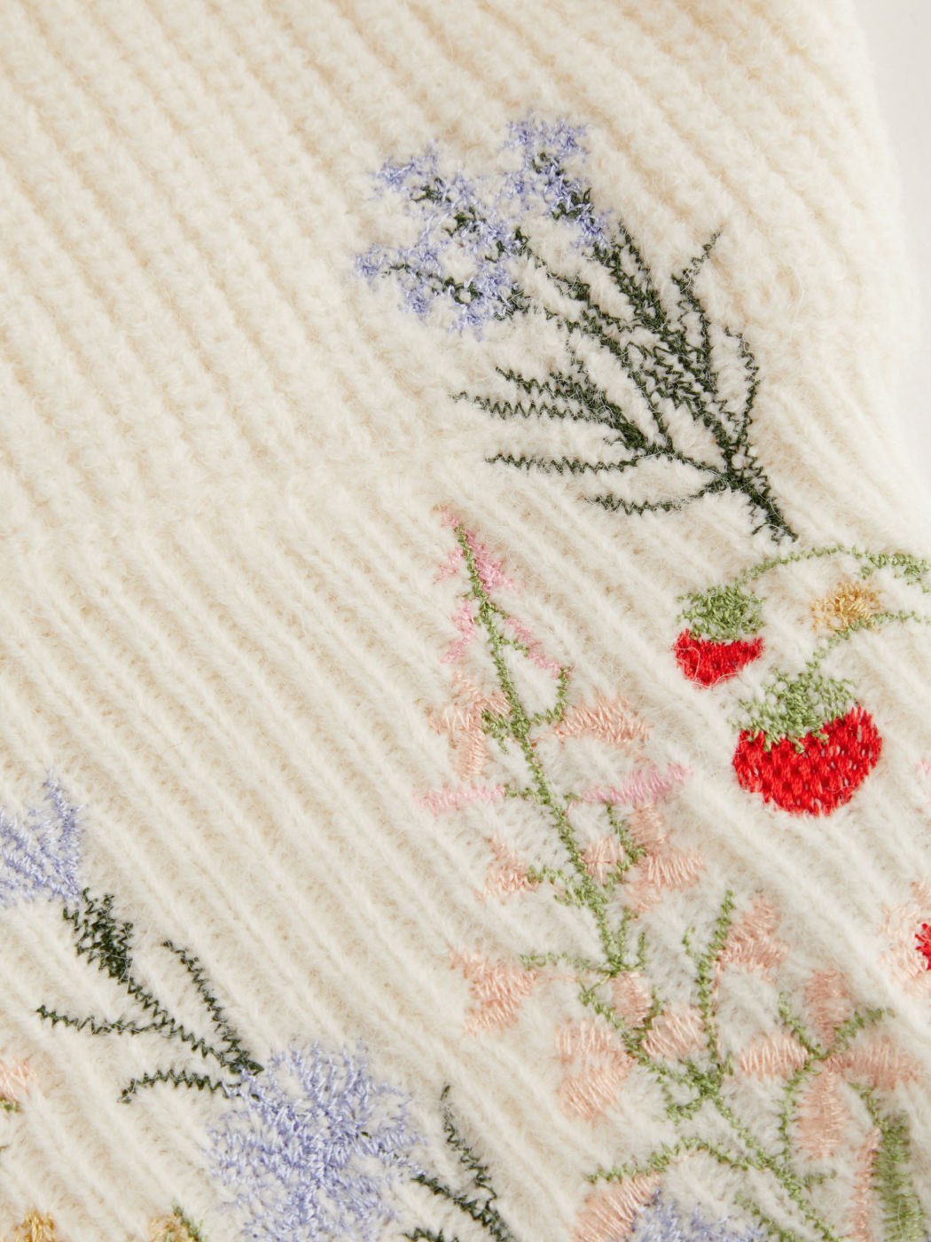 Strick-Crop-Top mit hohem Hals und floraler Stickerei