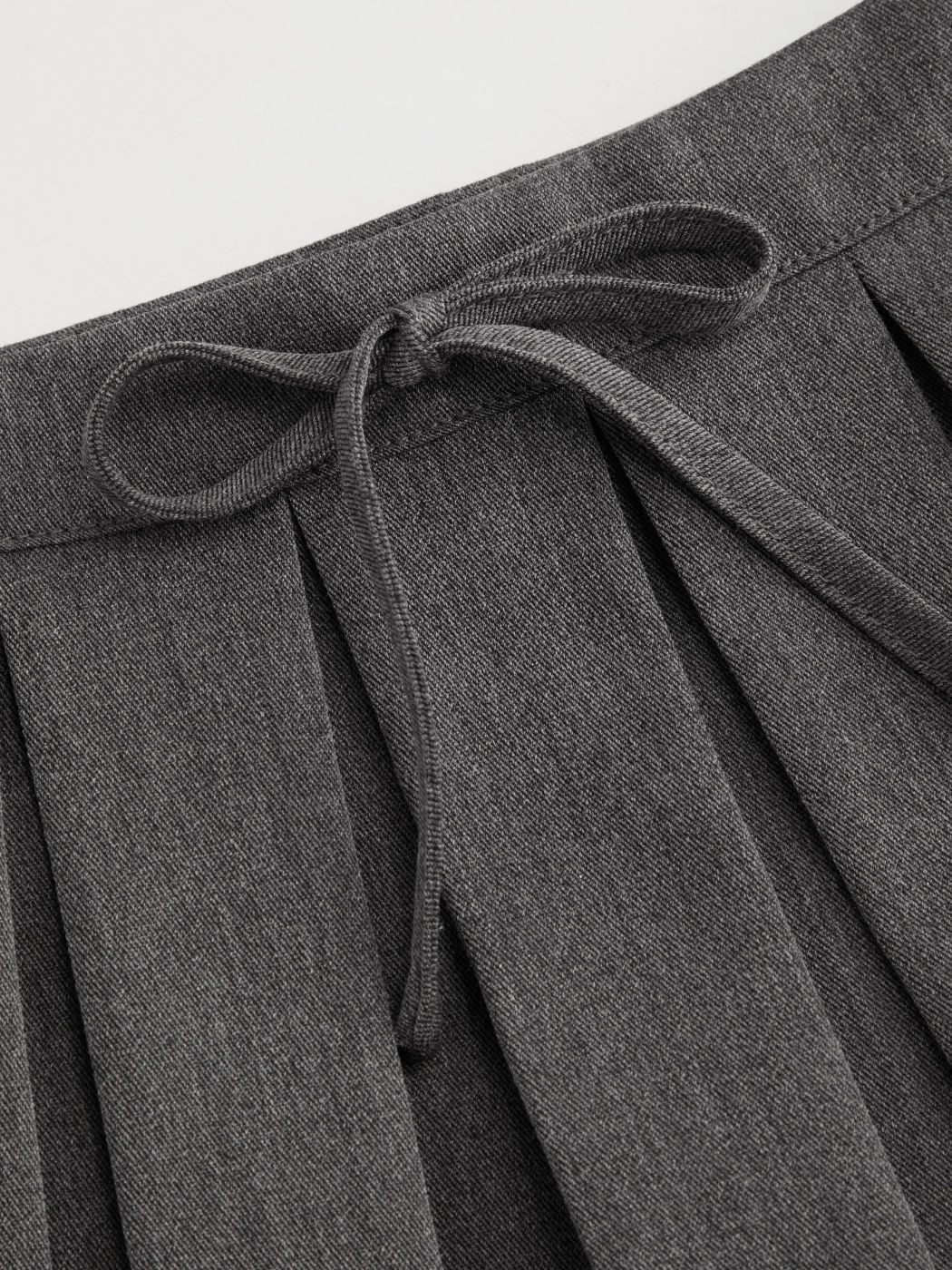 Low-Rise Knotted Plissé-Skort