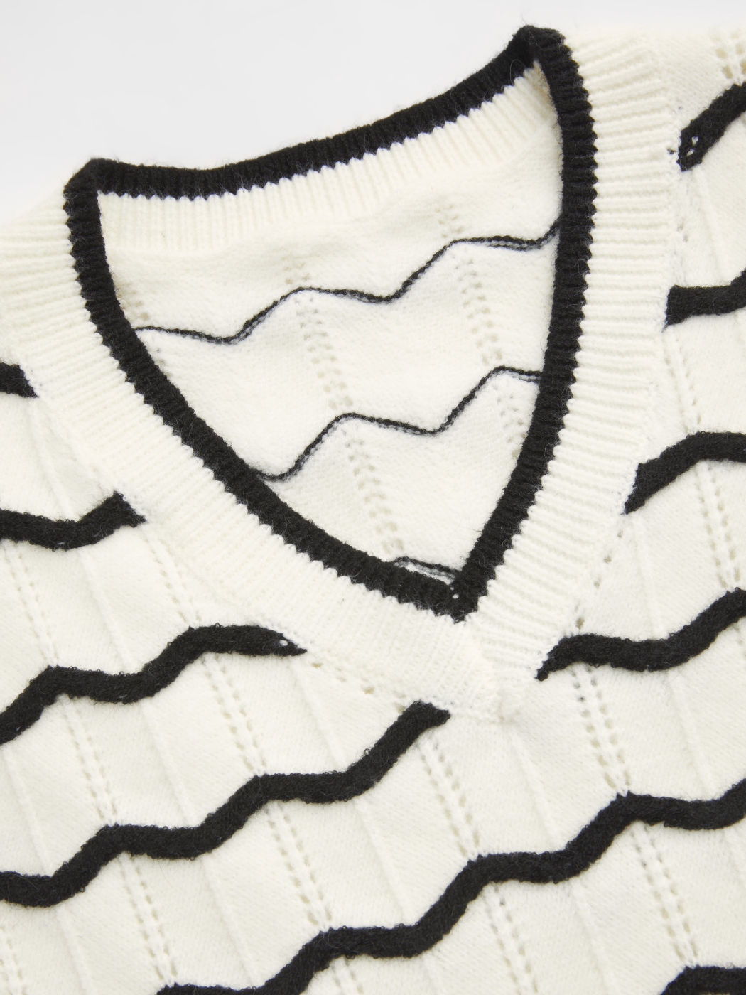 Gilet in maglia con scollo a V e bordatura a righe a contrasto