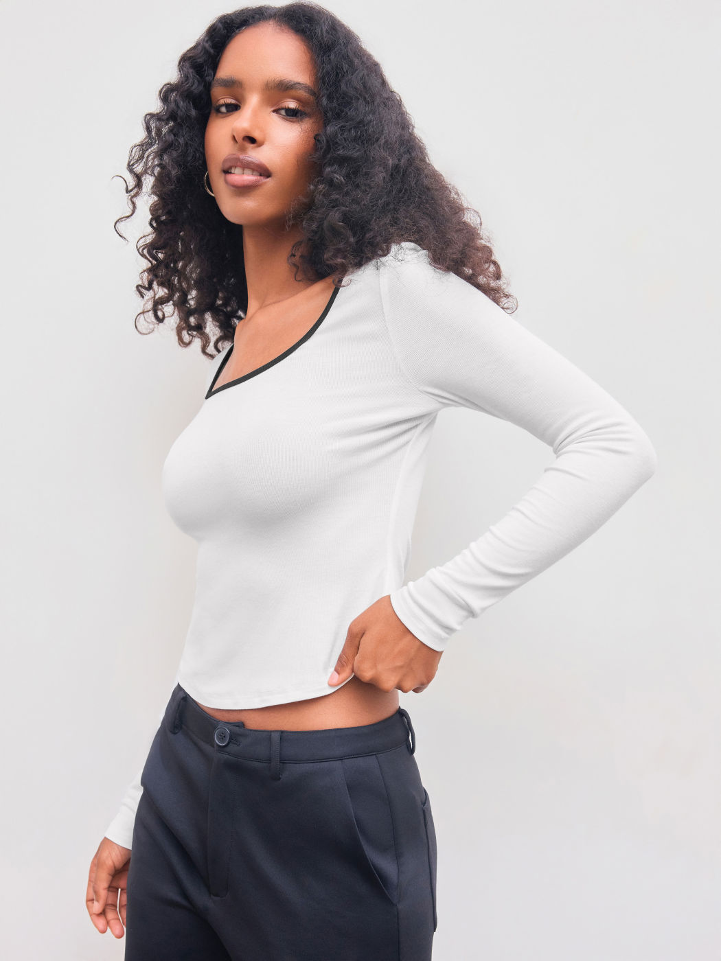 T-shirt a manica lunga con scollo quadrato, solida e con rilegatura a contrasto