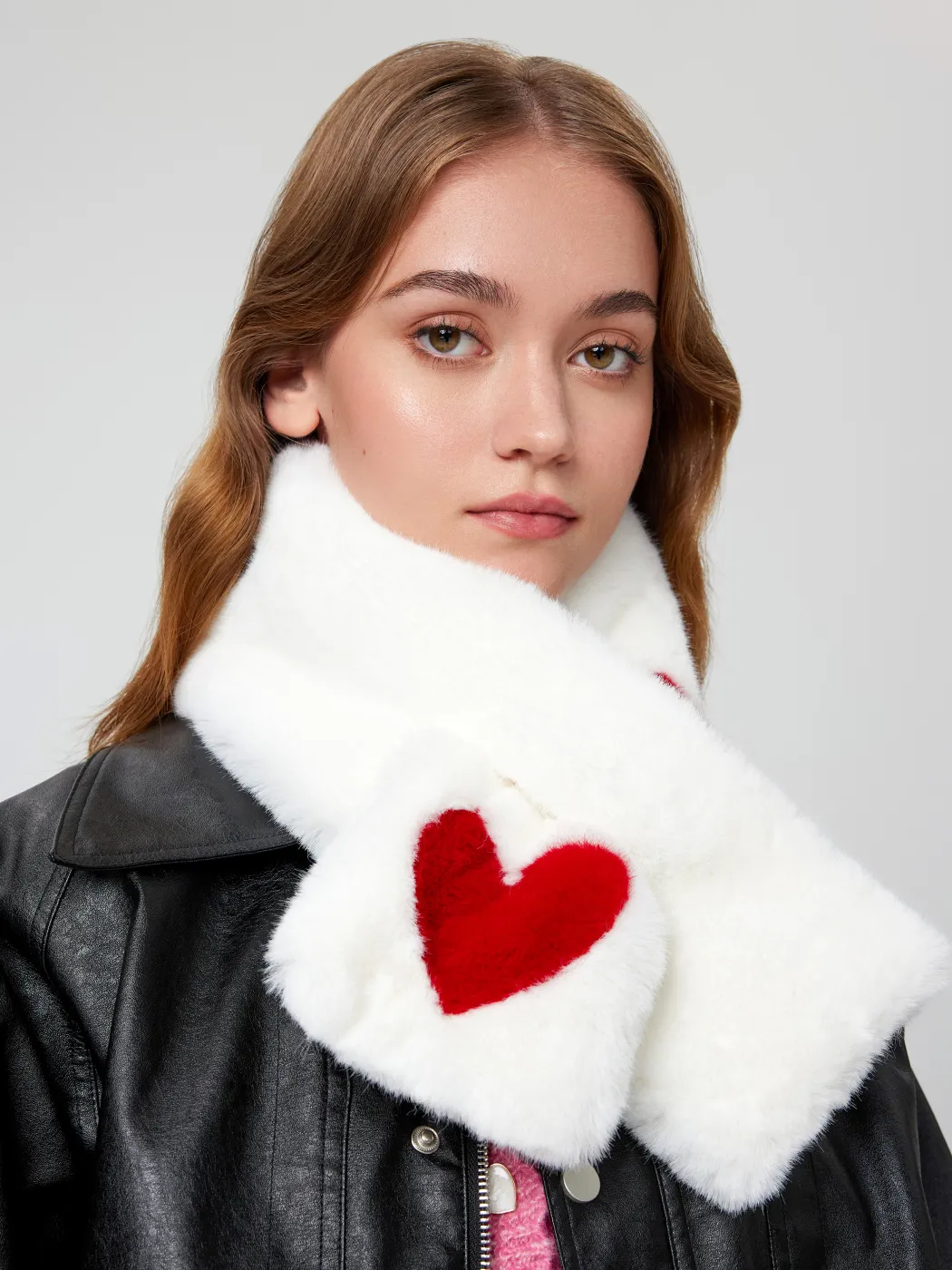 HEART FUZZY SCARF