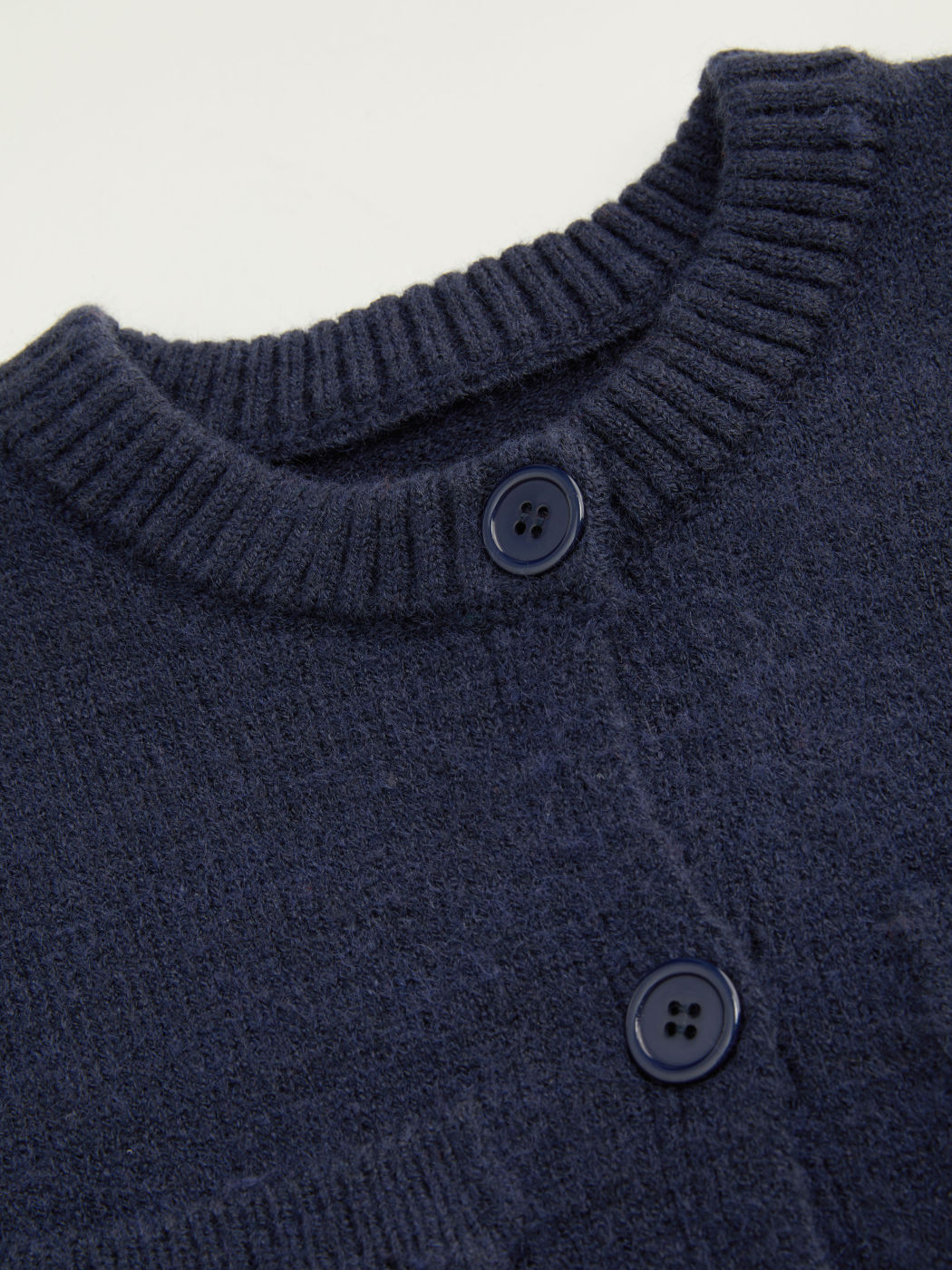 Cardigan con scollatura rotonda e bottoni solidi