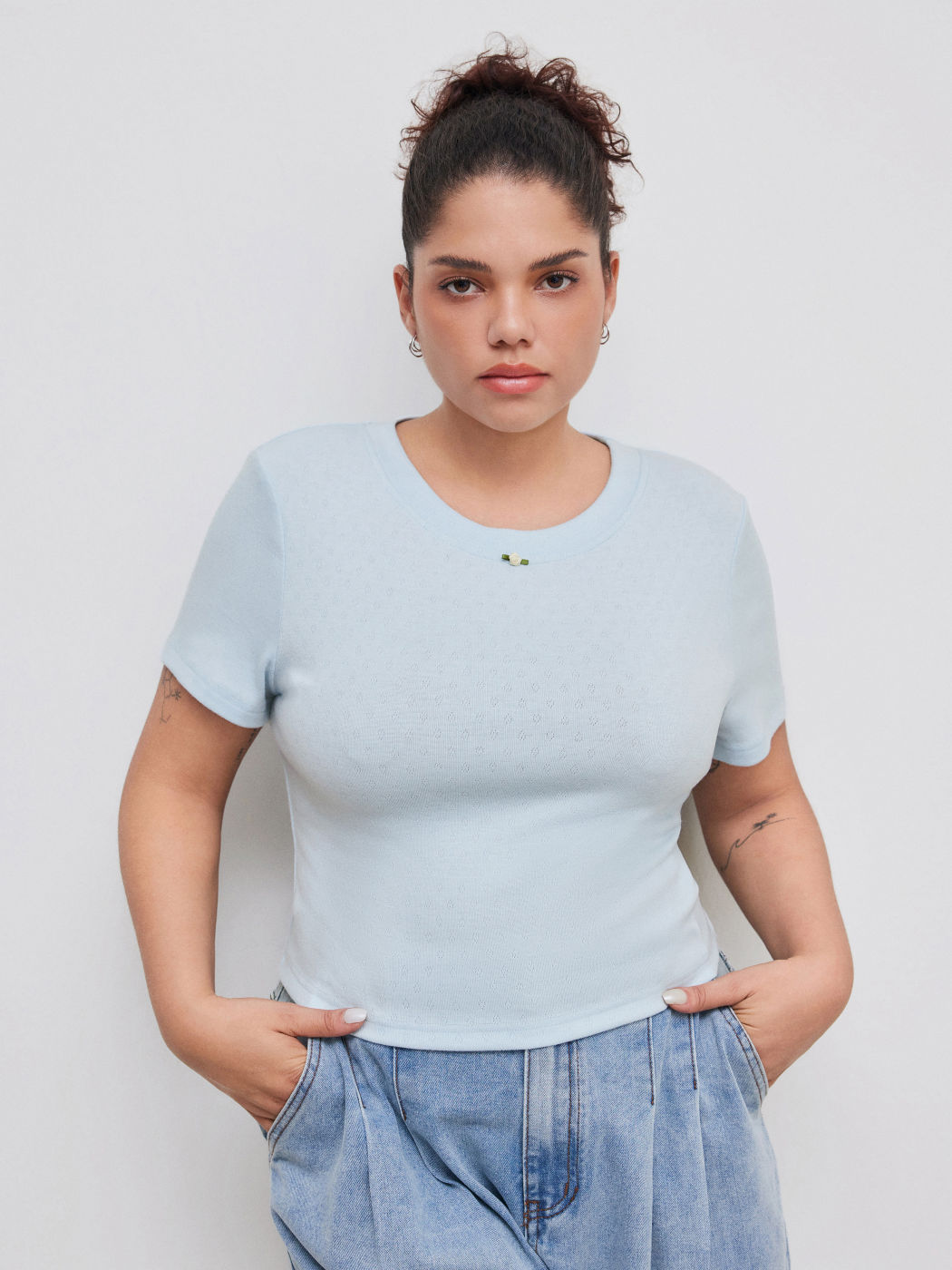 Round Neckline Solid Rosette Short Sleeve Tee Curve & Plus