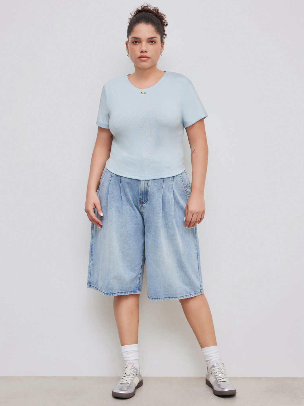 Round Neckline Solid Rosette Short Sleeve Tee Curve & Plus