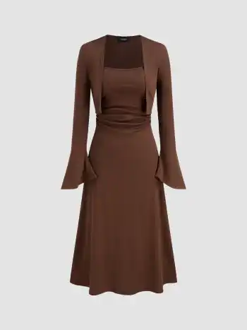 Rukiertes einfarbiges Cami-Maxikleid & einfarbige Strickjacke mit langen Ärmeln