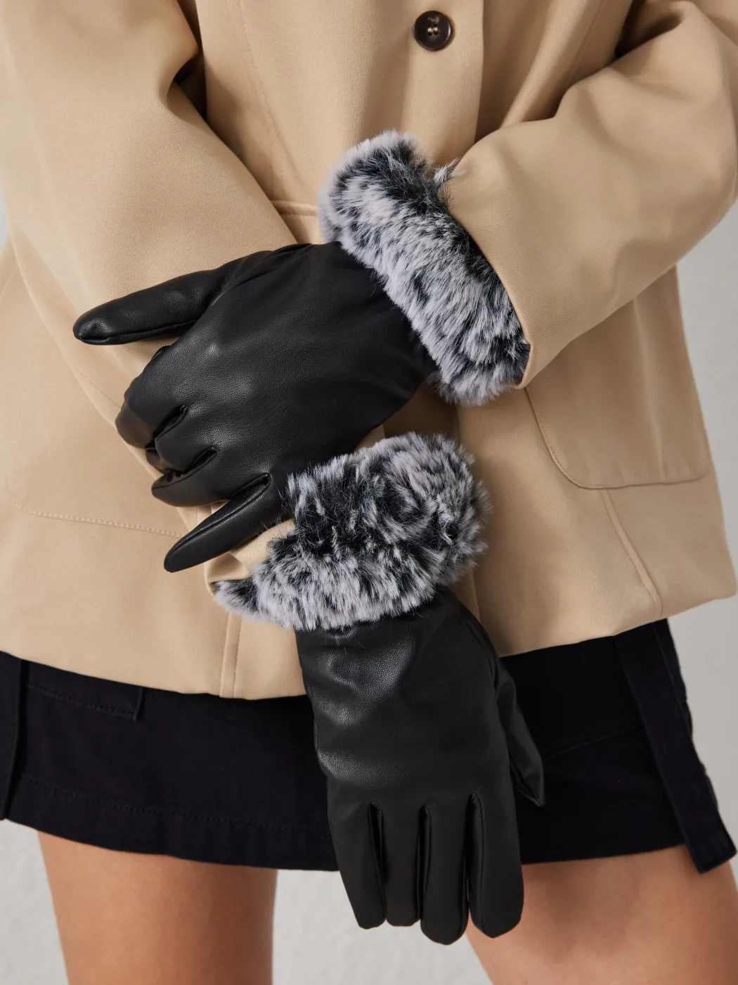 FUZZY GLOVES