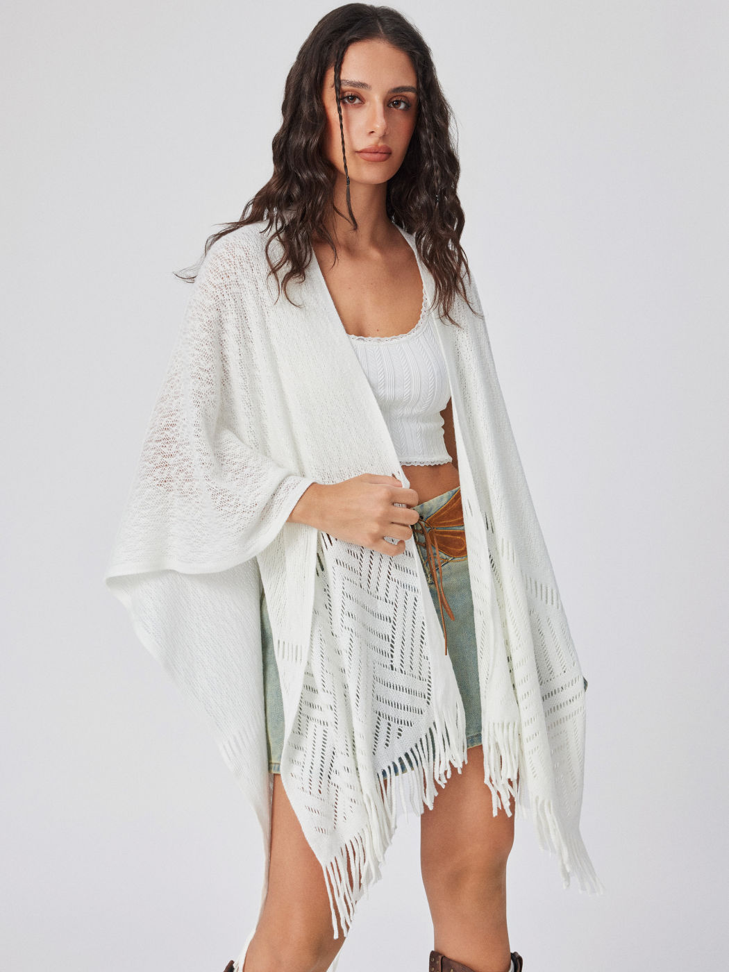 SCIALLE LAVORATO A MAGLIA CON NAPPE E OCCHIELLI