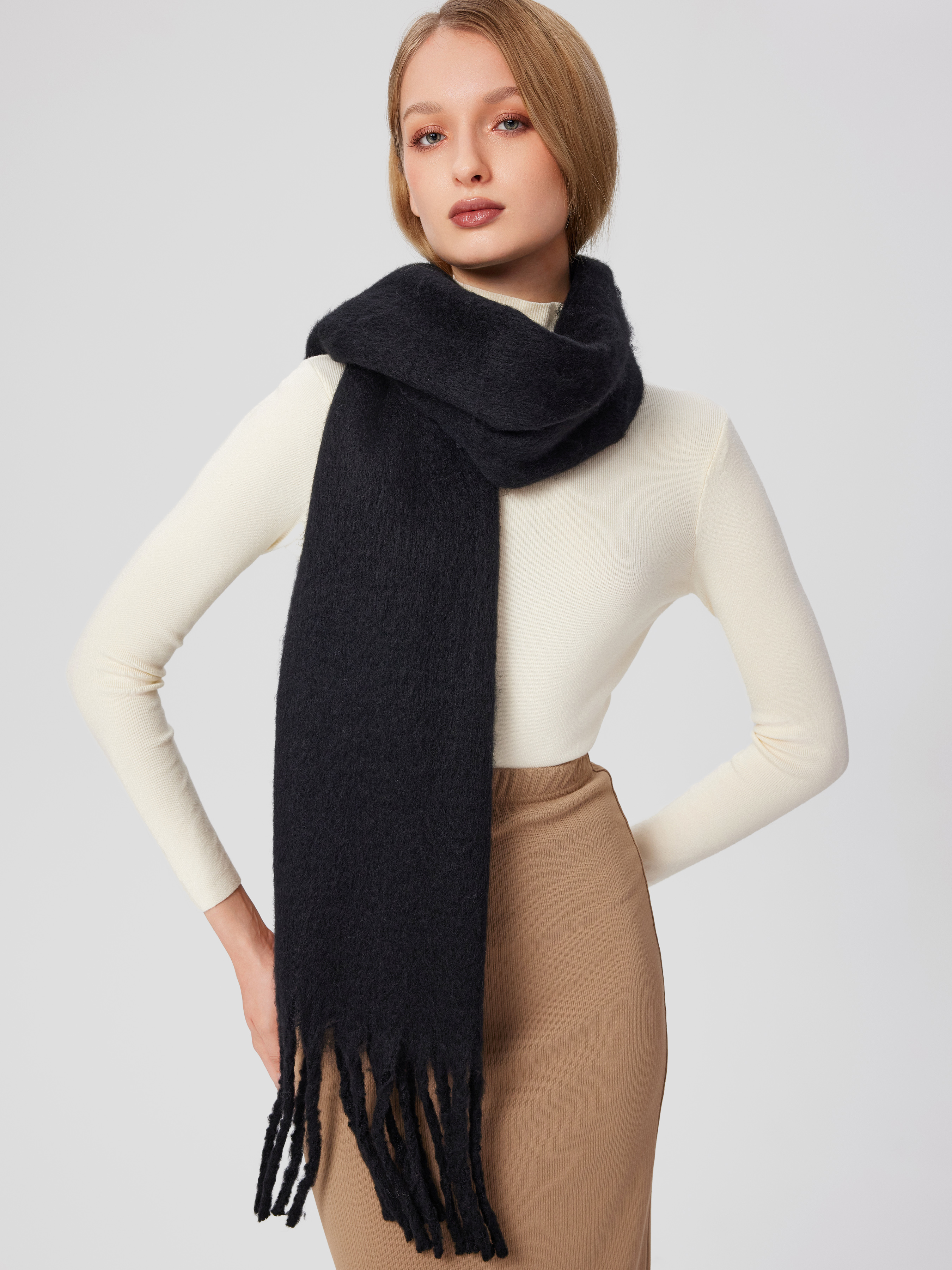 SOLID TASSEL SCARF