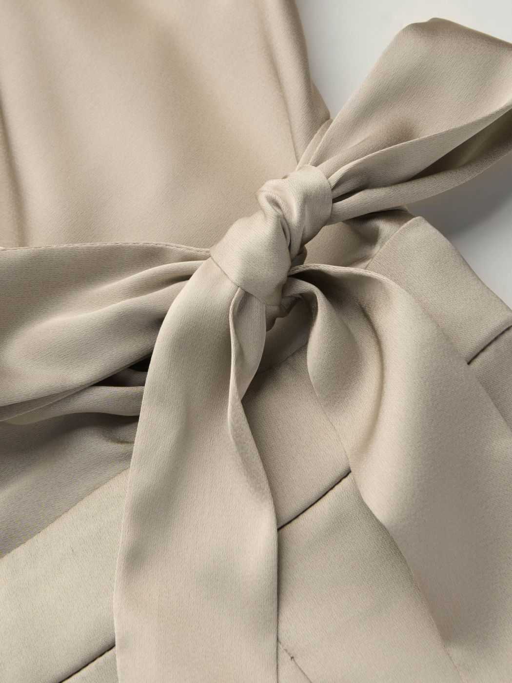 Tuta solida con scollo a V, plissettata e annodata, a gamba larga