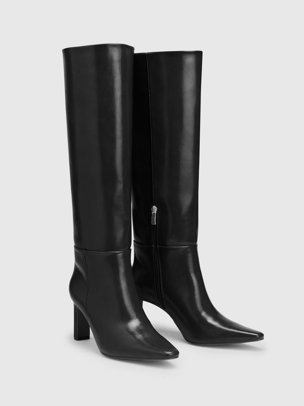 Stiefel bis zur Kniekehle mit spitzen Zehen und massiven Absätzen