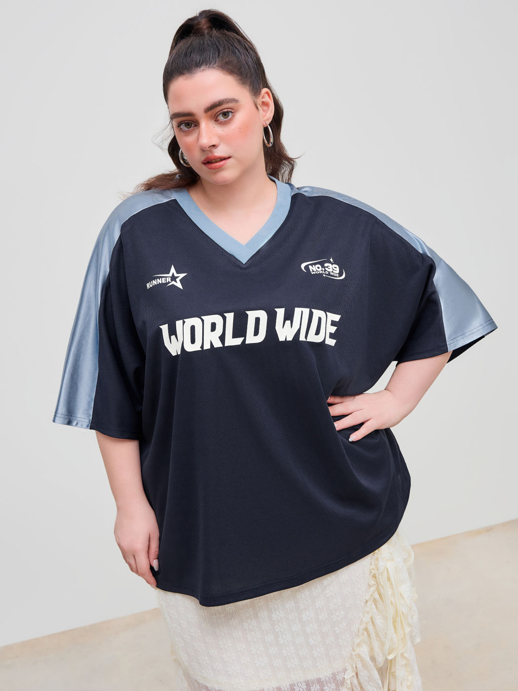 WORLD WIDE Scollo a V Graphic Raglan Sleeve Tee Curve & Plus
